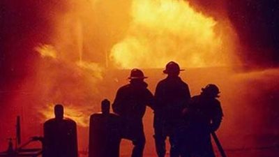 السيطرة على حريق شب في مصنع للبلاستيك ومزرعة دواجن بكفر شكر