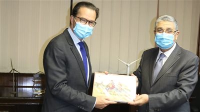 وزير الكهرباء يستقبل سفير فرنسا بالقاهرة لبحث تعزيز التعاون