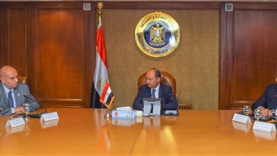وزير الصناعة يبحث تنمية المشروعات الصغيرة مع المجلس الدولى لريادة الأعمال