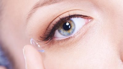 العدسات اللاصقة قد تزيد من مخاطر إصابة العين بالعدوى والبكتيريا