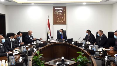 رئيس الوزراء يوجه بالقضاء علي المواقف العشوائية بمسار الطريق الدائري