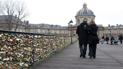 بالفيديو.. بلدية باريس تزيل 45 طنا من 