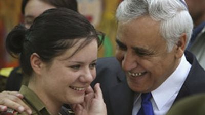 رئيس إسرائيل السابق المدان بالاغتصاب يطلب عفوا رئاسيا