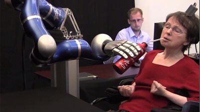 بالفيديو..تطوير ذراع إلكترونية يتم التحكم بها عن طريق المخ 