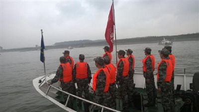 بالفيديو..غرق سفينة على متنها 458 شخصًا في نهر 