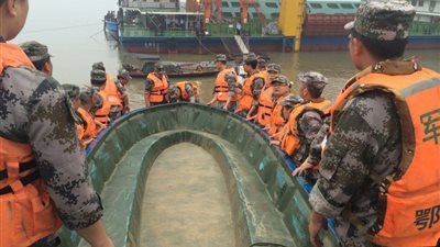 بالفيديو.. إنقاذ 13 راكبًا من السفينة الصينية المنكوبة في نهر 