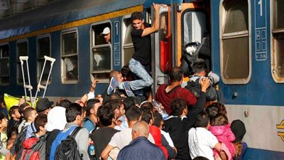  النمسا تتمسك بعقد قمة أوروبية استثنائية لبحث أزمة اللاجئين