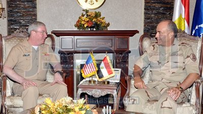 الفريق محمود حجازى يلتقى قائد الأسطول الخامس الأمريكى 