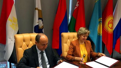 وزير الصناعة يوقع وثيقة الإطار العام لاتفاق التجارة الحرة مع 