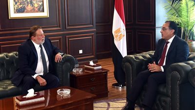 رئيس الوزراء يلتقي القائم بأعمال محافظ البنك المركزي المصري