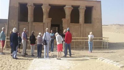 وفد سياحي من 4 جنسيات يزور آثار تونا الجبل بالمنيا