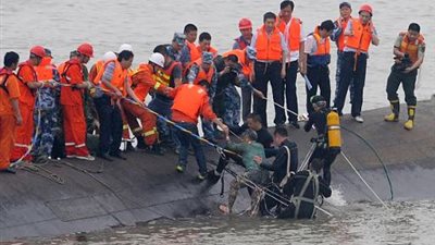 بالفيديو.. إنقاذ 40 راكبًا وانتشال 18 جثة من السفينة الصينية المنكوبة