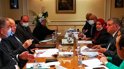 وزير قطاع الأعمال يبحث مع محافظ القاهرة تسريع تطوير فندقي شبرد والكونتيننتال