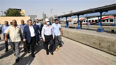 «الوزير» يوجه بالاسراع في تحويل قطاع البضائع إلى شركة للنقل متعدد الوسائط