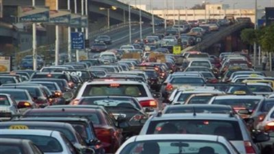 بسبب كسر ماسورة مياه.. تكدس مروري بطريق مطار القاهرة