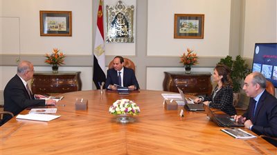 السيسي يبحث مع شريف إسماعيل وسحر نصر تحفيز الاستثمار