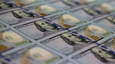 الدولار يتخلى عن مكاسبه ويتراجع أمام 6 عملات