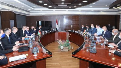 وزير النقل يبحث مع نظيره المجري إنشاء مصنع لعربات السكك الحديدية في مصر