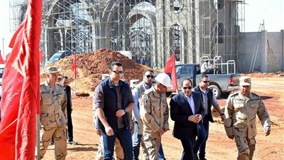 السيسي يتفقد مشروع أنفاق قناة السويس والعاصمة الإدارية الجديدة