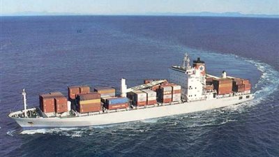 خلال رحلتها الأولى.. أكبر سفينة حاويات في العالم تعبر قناة السويس