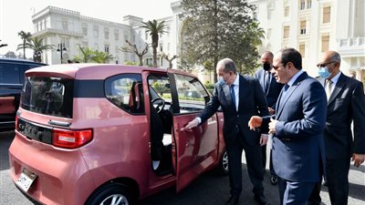 السيسي يتفقد نماذج من السيارات الكهربائية المزمع توطين صناعتها محلياً