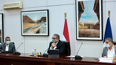 «العناني» يتابع تداعيات الأزمة الروسية الأوكرانية على القطاع السياحي