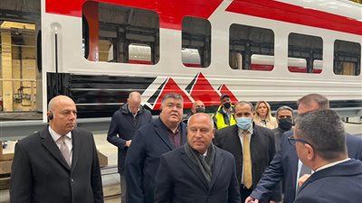 وزير النقل يتفقد خطوط إنتاج صفقة تصنيع 1300 عربة سكة حديد بالمجر