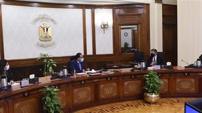 «مدبولي» يستعرض مقترحات مشروعات الهيدروجين الأخضر وتحلية المياه