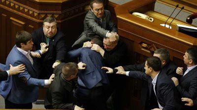 بسبب اللغة الروسية.. اشتباكات بالأيدي داخل البرلمان الأوكراني 