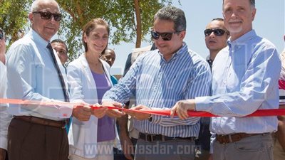 بالصور .. وزير الأثار والسفير الأمريكي يفتتحان مقبرة 