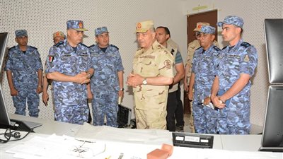 صور.. الفريق حجازي يتفقد منظومة التسليح بالقوات البحرية