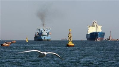 50 سفينة تعبر المجرى الملاحى لقناة السويس اليوم