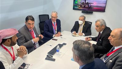 وزير الإنتاج الحربي يبحث التعاون مع «ريثيون» في مجال الصناعات الدفاعية