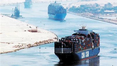 42 سفينة تعبر قناة السويس بحمولات مليونين و500 ألف طن