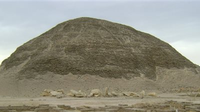 اكتشاف مقبرة أثرية تضم 12 مومياء كاملة في المنيا