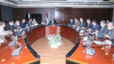 وزير النقل يبحث مع «ألستوم» ضغط الجدول الزمني لتوريد قطارات المترو