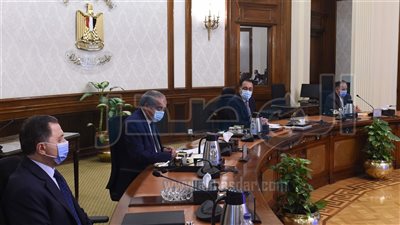 رئيس الوزراء يتابع جهود توفير السلع الأساسية بالأسواق المحلية