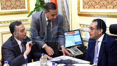 رئيس الوزراء يوجه بتوفير 300 مليون جنيه لاستكمال محاور النيل