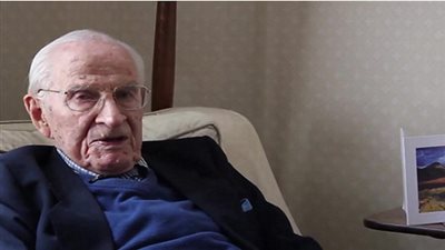 طبيب جاوز المائة عام ولازال يزاول مهنته