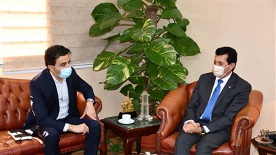 وزير الشباب يلتقي مدير التنمية المستدامة بشركة إيني الإيطالية