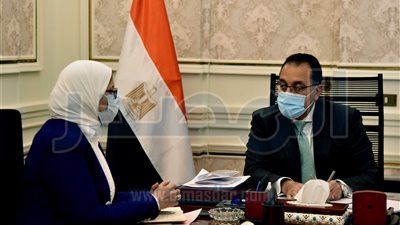رئيس الوزراء يُتابع مع وزيرة الصحة جُهود تنفيذ مبادرة «حياة كريمة»
