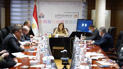 وزيرة التخطيط تستعرض عددًا من المشروعات أمام وفد البنك الأوروبى لإعادة الإعمار 