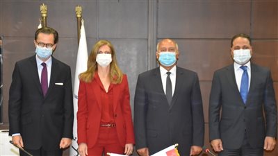 وزير النقل يشهد توقيع عقد إدارة وتشغيل وصيانة القطار الكهربائي