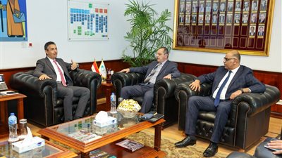 «البريد» يبحث سبل التعاون المشترك مع «القابضة لمصر للطيران»