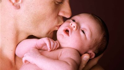 باحثون يحذرون الرجال من تأجيل الإنجاب لما بعد سن الأربعين