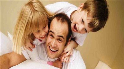 دراسة: لعب الأب مع أبنائه يحسن صحتهم النفسية والسلوكية