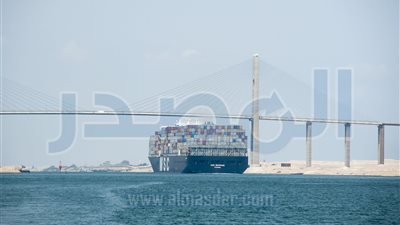 مميش: عبور 45 سفينة لقناة السويس بإجمالى حمولات 2,8 مليون طن