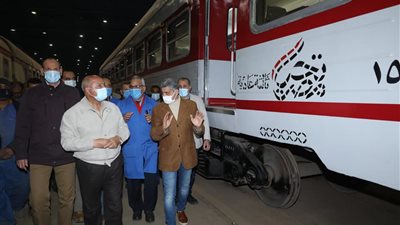 وزير النقل يتفقد ورش إجراء العمرات لكافة عربات الركاب في كوم أبو 