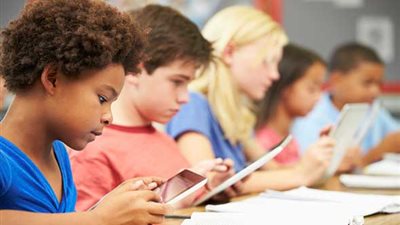 دراسة: استخدام اللاب توب أو التابلت داخل الفصول يؤثر سلبا على نتائج التلاميذ