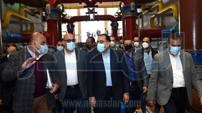 تخدم نصف مليون مواطن.. مدبولي يتفقد محطة مياه الباجور